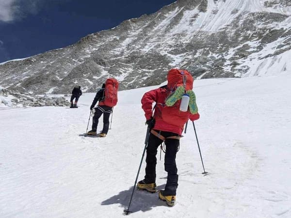 Climbing Baruntse